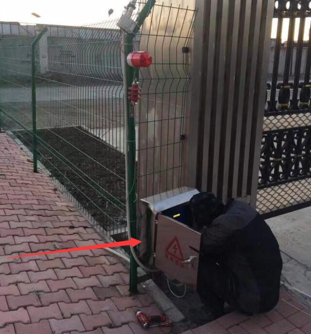 周界報警電子圍欄怎么配防雷器？